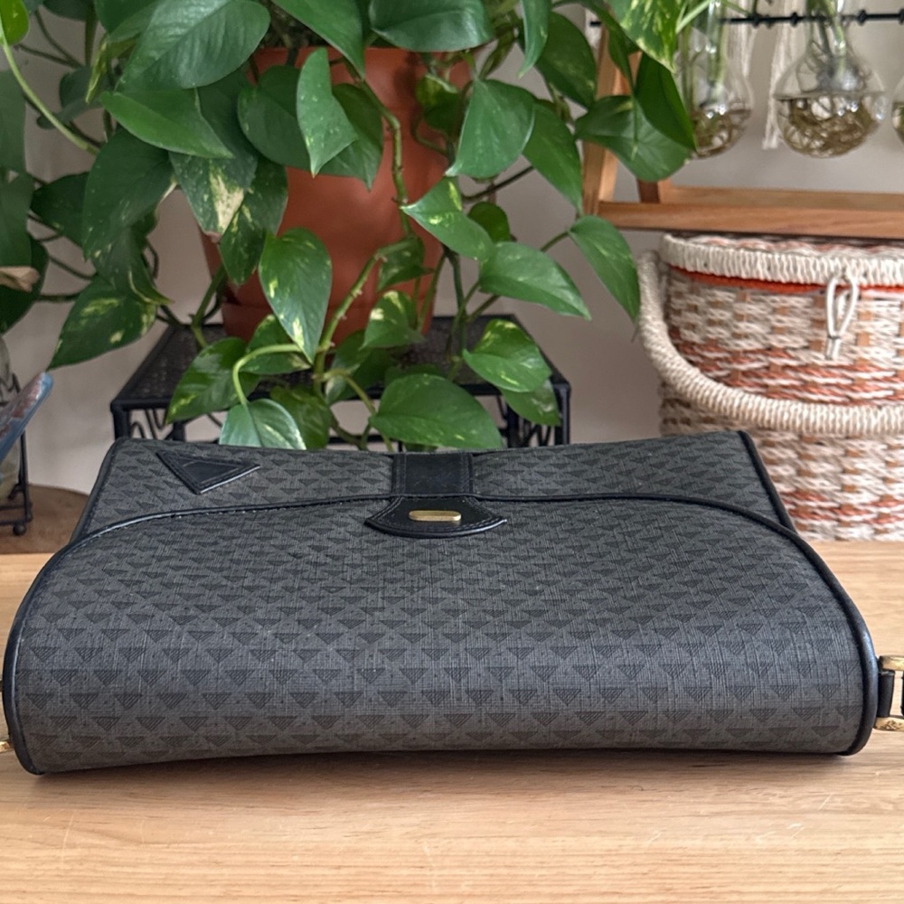Vintage 1980s Liz Claiborne Gray Black Geometric Leather Trim Envelope Crossbody - Picture 3 of 16